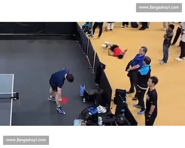 印度亚锦赛名场面:路人闯场捡球,比赛变 “荒野求生” 印度亚锦赛名场面:路人闯场捡球,比赛变 “荒野求生”